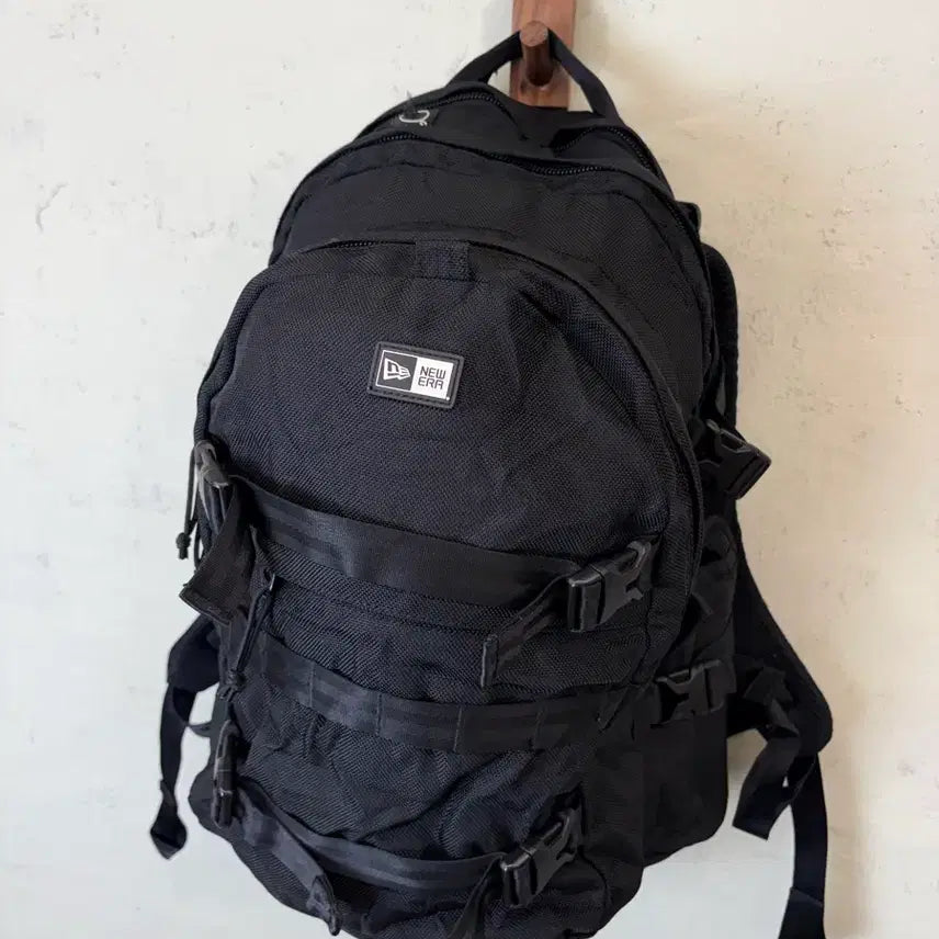 [BUNJANG] New Era Carrier Backpack Black / 뉴에라 캐리어 백팩 블랙