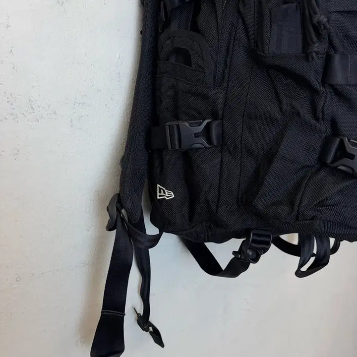 [BUNJANG] New Era Carrier Backpack Black / 뉴에라 캐리어 백팩 블랙