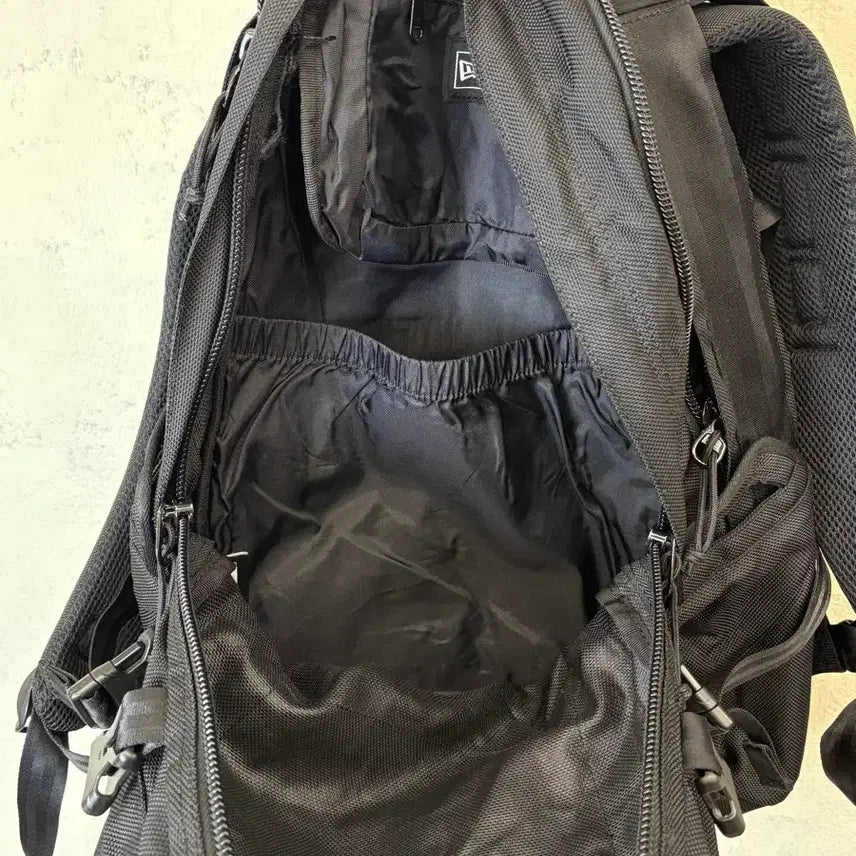 [BUNJANG] New Era Carrier Backpack Black / 뉴에라 캐리어 백팩 블랙