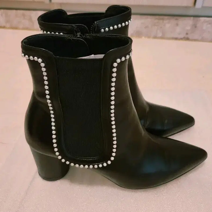 [SOLD OUT] 새컨디션 슈콤마보니 진주 첼시 앵클부츠 블랙 36 235