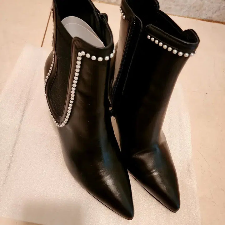 [SOLD OUT] 새컨디션 슈콤마보니 진주 첼시 앵클부츠 블랙 36 235