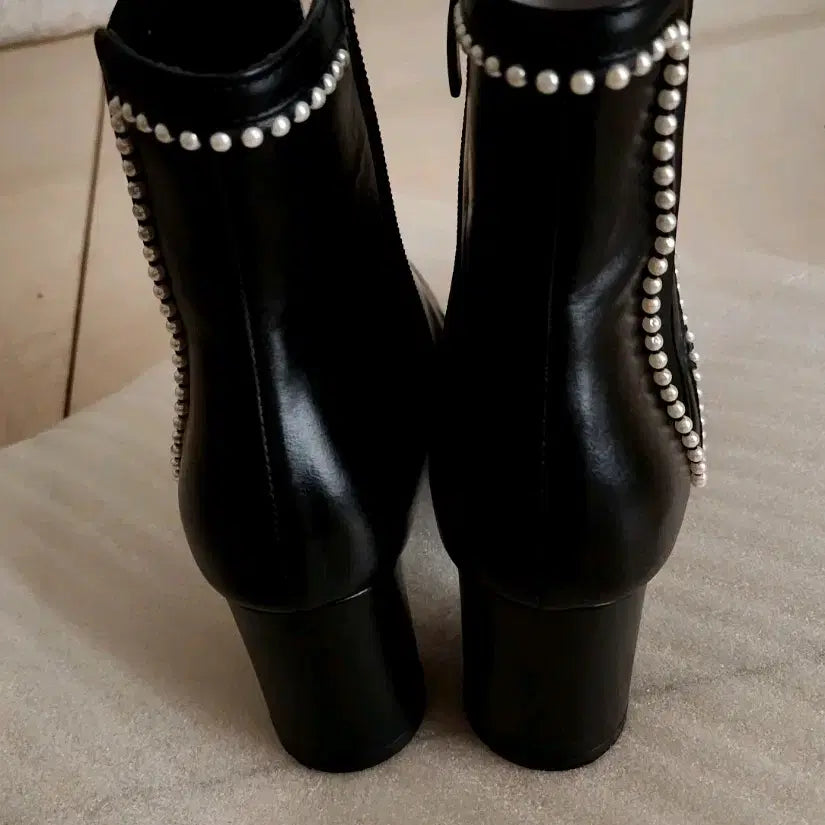 [SOLD OUT] 새컨디션 슈콤마보니 진주 첼시 앵클부츠 블랙 36 235