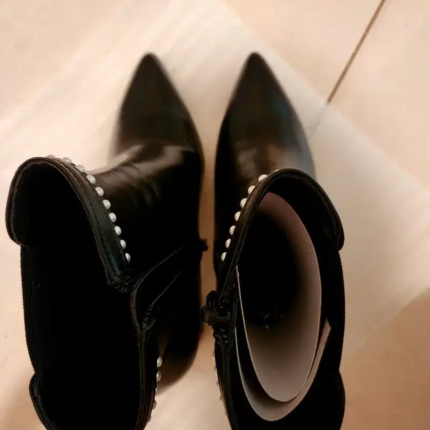 [SOLD OUT] 새컨디션 슈콤마보니 진주 첼시 앵클부츠 블랙 36 235