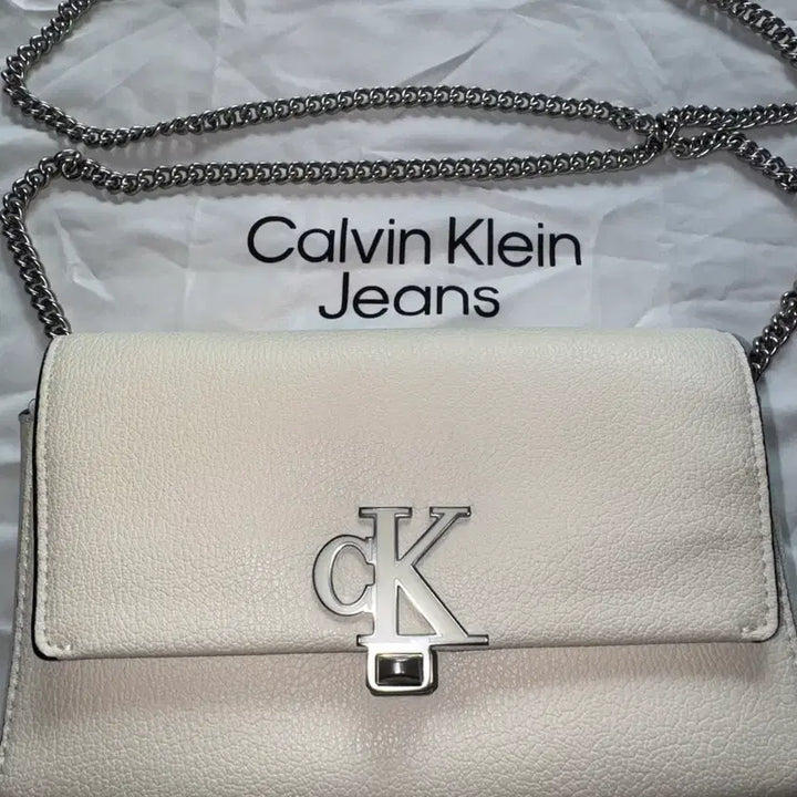 [SOLD OUT] 캘빈클라인 CK 로고 체인 크로스백 아이보리