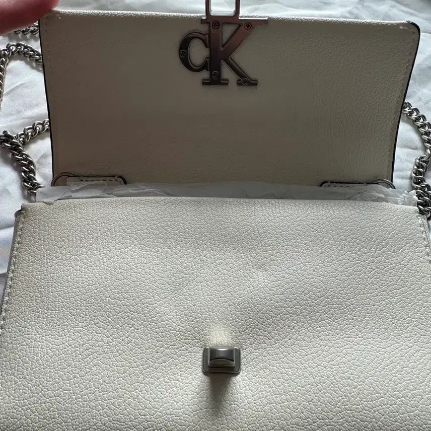 [SOLD OUT] 캘빈클라인 CK 로고 체인 크로스백 아이보리