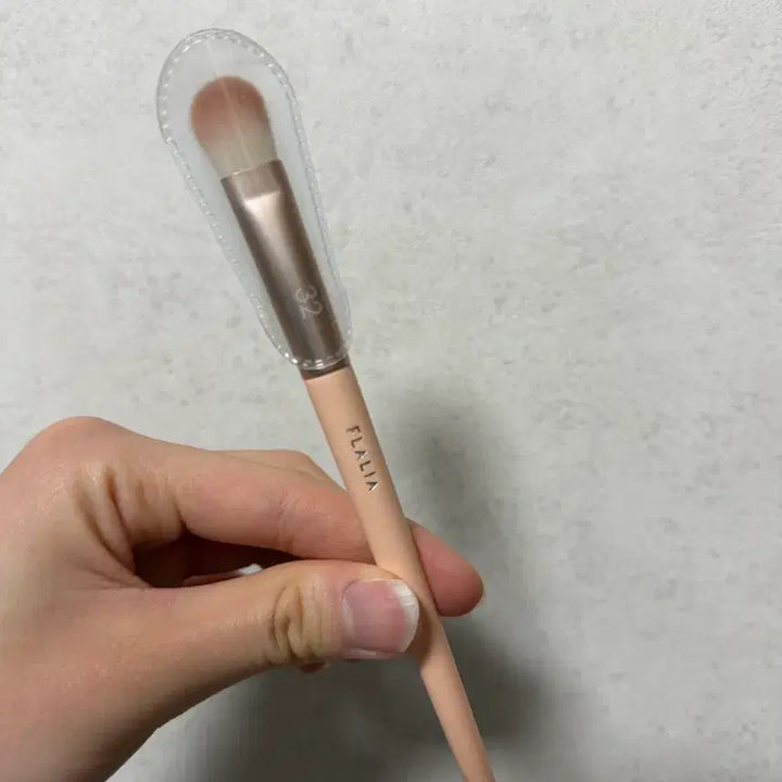 [BUNJANG] FLORIA 32 Base Shadow Brush / 플라리아 뮬리 32호 베이스섀도우 브러쉬