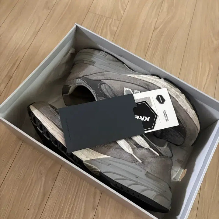 [BUNJANG] New Balance 993 Sneakers / 뉴발란스 993 (275)