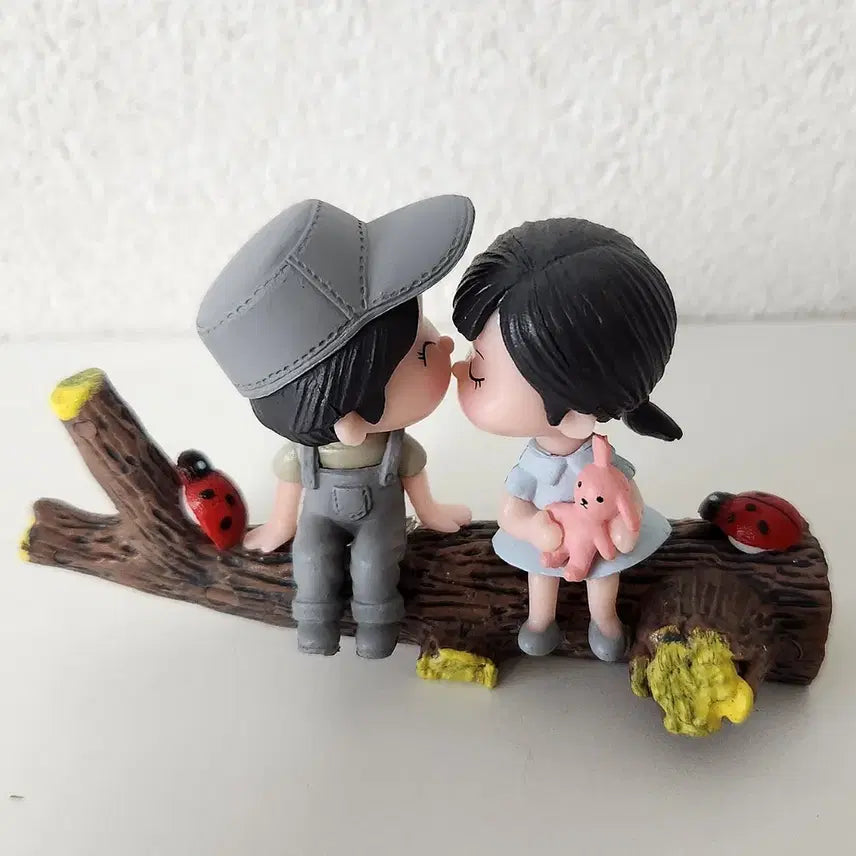 [BUNJANG] Couple Figures on Log Interior Decoration / 새상품)귀여운 피규어 커플 인형 인테리어소품