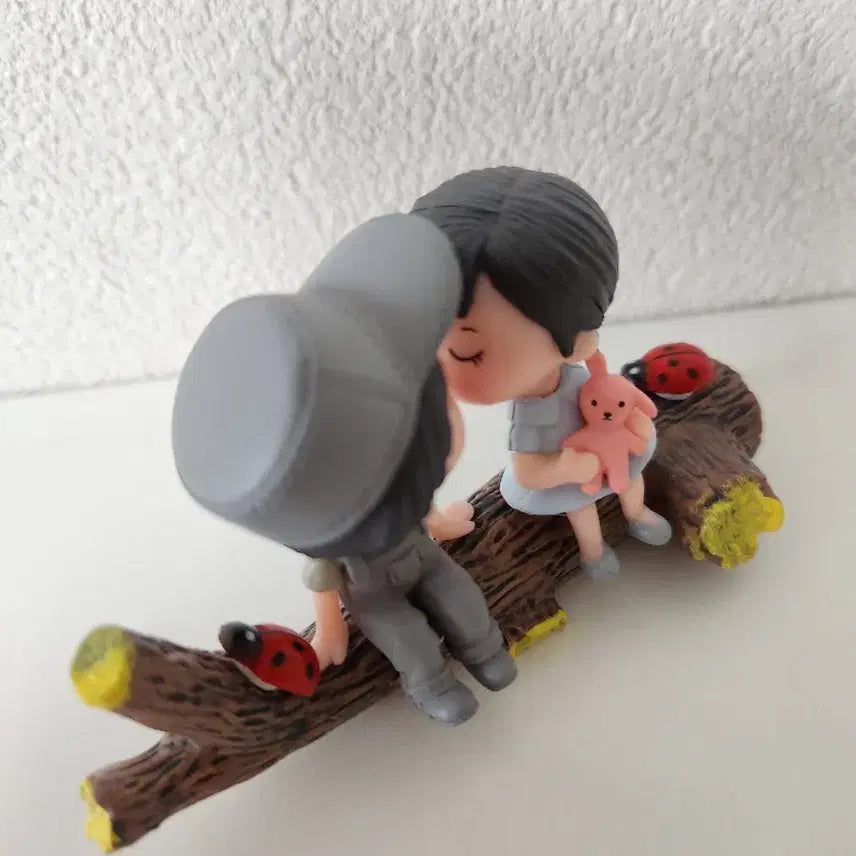 [BUNJANG] Couple Figures on Log Interior Decoration / 새상품)귀여운 피규어 커플 인형 인테리어소품