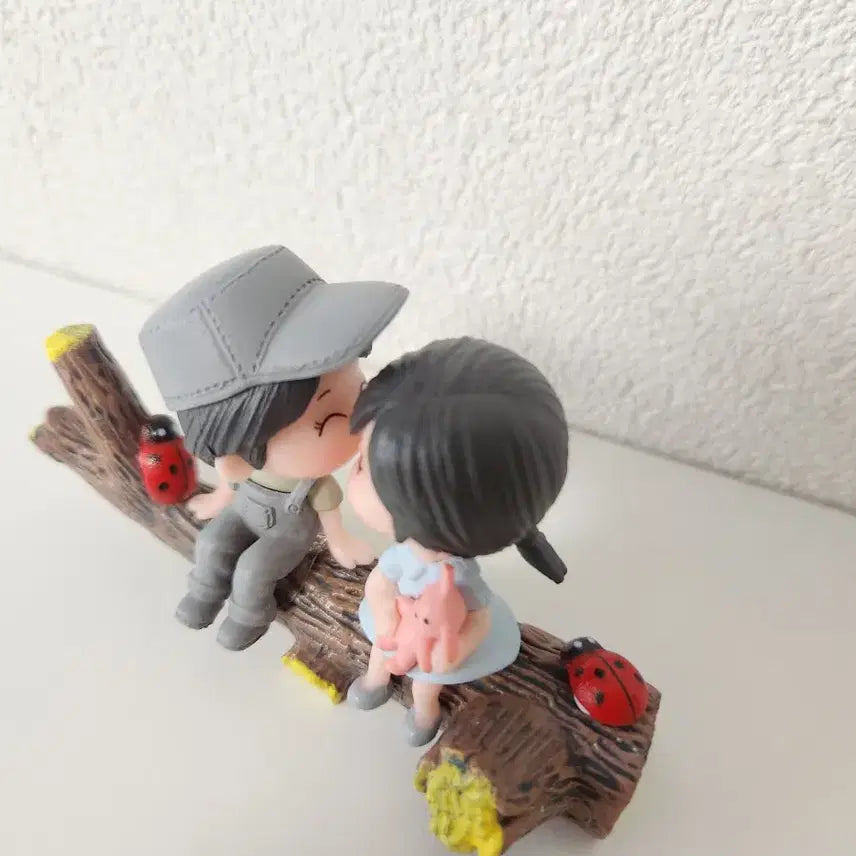 [BUNJANG] Couple Figures on Log Interior Decoration / 새상품)귀여운 피규어 커플 인형 인테리어소품