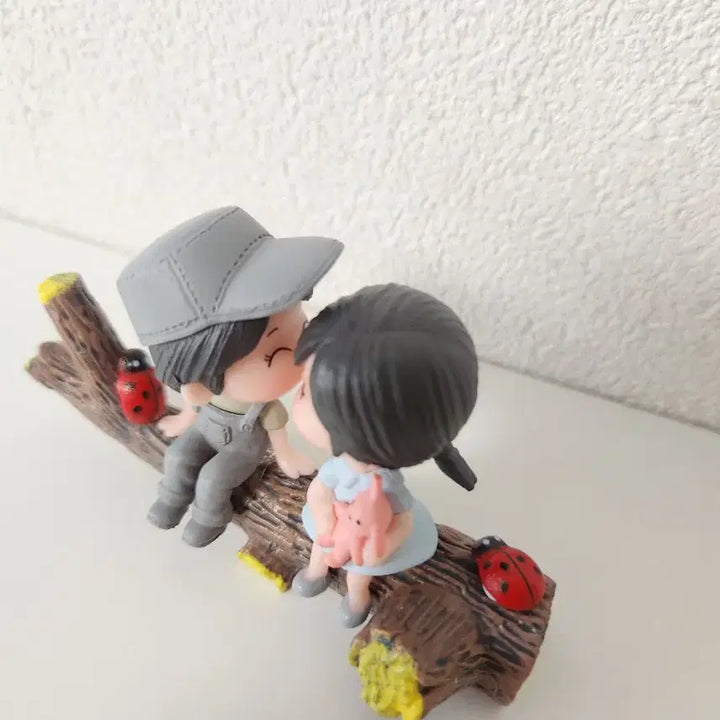 [BUNJANG] Couple Figures on Log Interior Decoration / 새상품)귀여운 피규어 커플 인형 인테리어소품