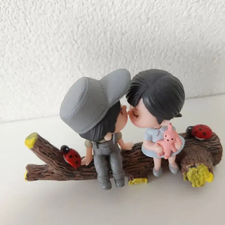 [BUNJANG] Couple Figures on Log Interior Decoration / 새상품)귀여운 피규어 커플 인형 인테리어소품