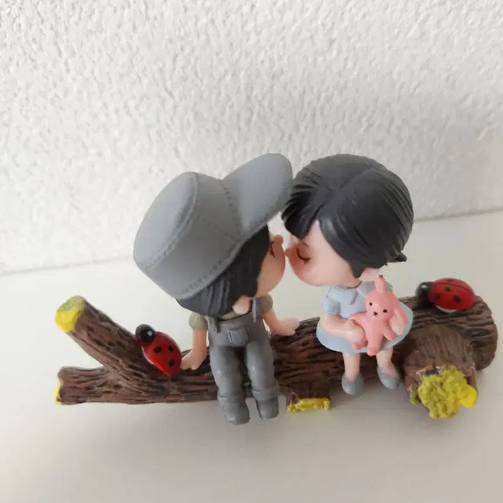 [BUNJANG] Couple Figures on Log Interior Decoration / 새상품)귀여운 피규어 커플 인형 인테리어소품