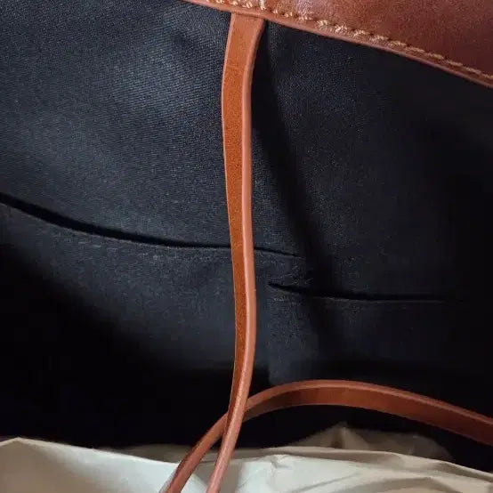 [BUNJANG] Camel Glossy Shoulder Bag (New) / 카멜 유광 숄더가방((새상품))