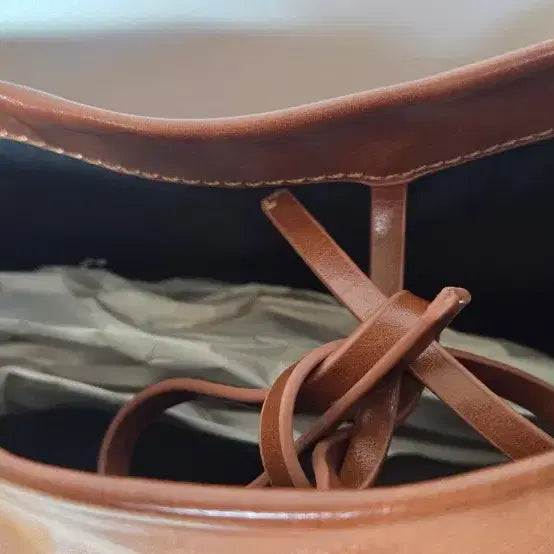 [BUNJANG] Camel Glossy Shoulder Bag (New) / 카멜 유광 숄더가방((새상품))