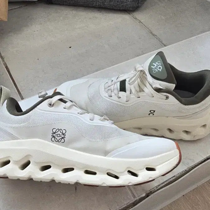 [BUNJANG] Loewe White Sneakers / 온 Loewe 로에베 화이트 스니커즈