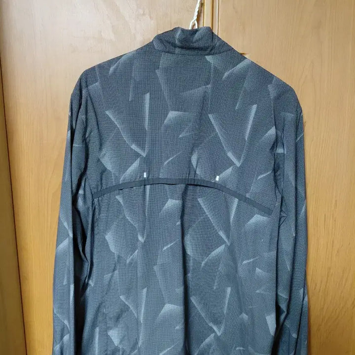 [BUNJANG] IVE FLEXIOVE Windbreaker / 휠라 FLEXIOVE 바람막이 블랙