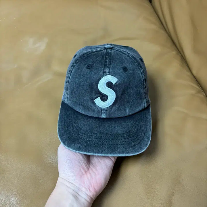 [BUNJANG] Supreme 6 Panel Cap Black / 슈프림 S로고 6패널 볼캡 모자 22fw 피그먼트 블랙