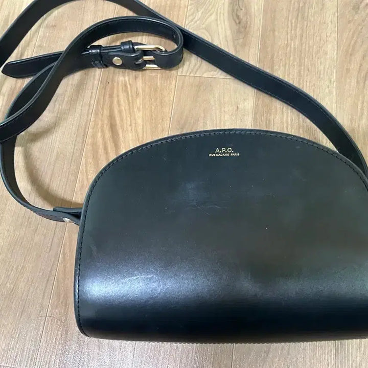 [BUNJANG] APC Half Moon Bag / 정품 아페쎄 apc 하프문백