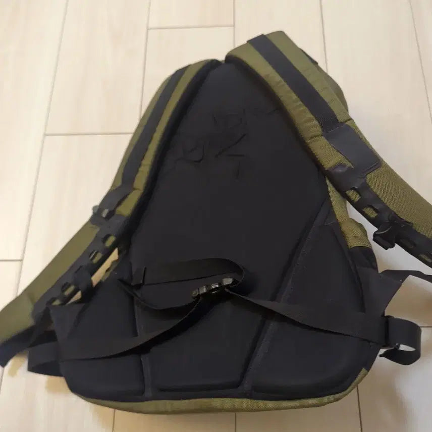 [BUNJANG] Arc'teryx Arro 16 Backpack Khaki Green / 아크테릭스 아로 16 백팩 카키 그린