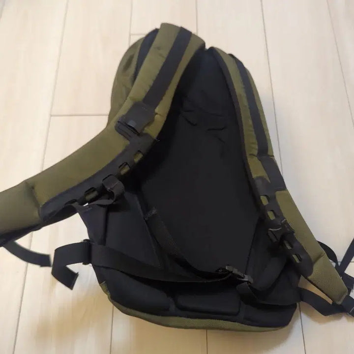[BUNJANG] Arc'teryx Arro 16 Backpack Khaki Green / 아크테릭스 아로 16 백팩 카키 그린