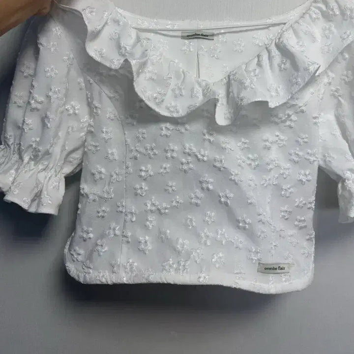 [BUNJANG] Overdue Flare Ruffle Jacquard Blouse White / 오버듀플레어 러플 쟈가드 블라우스 화이트
