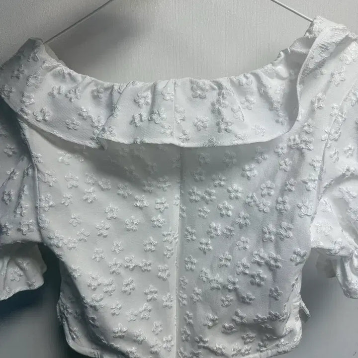 [BUNJANG] Overdue Flare Ruffle Jacquard Blouse White / 오버듀플레어 러플 쟈가드 블라우스 화이트