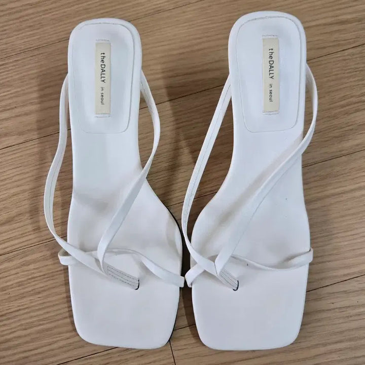 [BUNJANG] [Item Category: Sandals] [Size: 235] / 샌들 3종[235]-다드림
