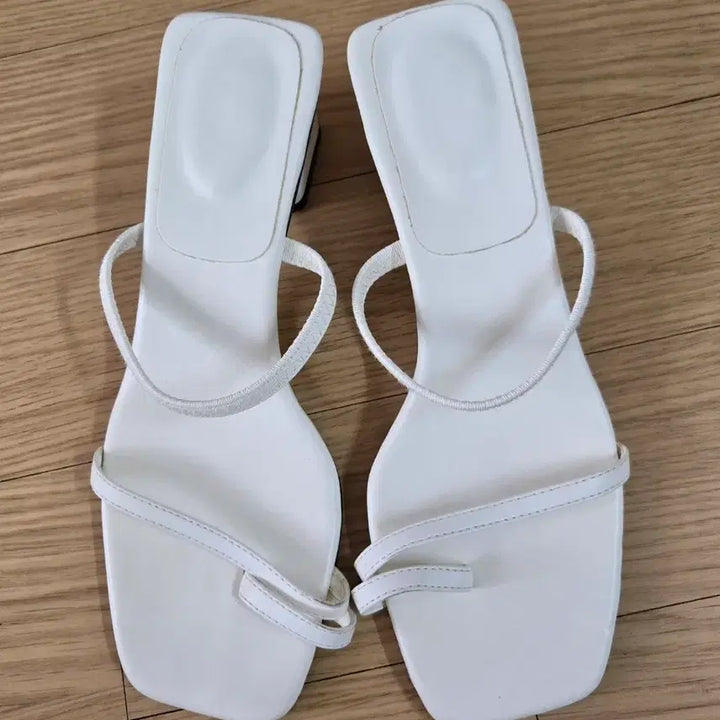 [BUNJANG] [Item Category: Sandals] [Size: 235] / 샌들 3종[235]-다드림