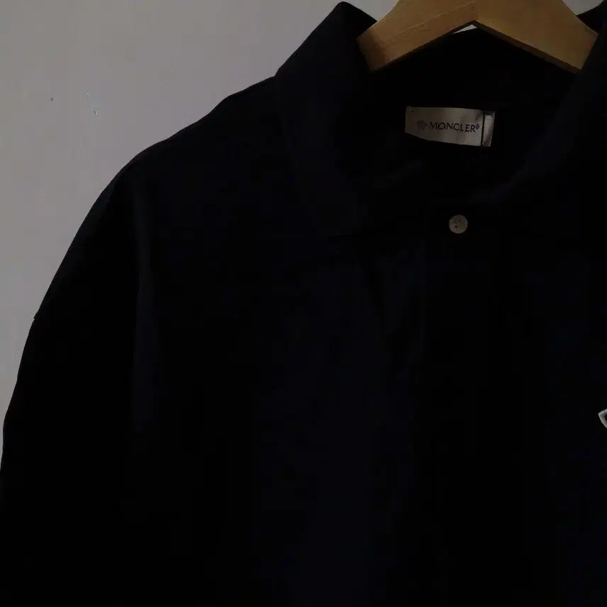 [SOLD OUT] 국내배송[L사이즈]몽클레어 와팬로고 카라티셔츠 네이비색상 반팔티셔츠