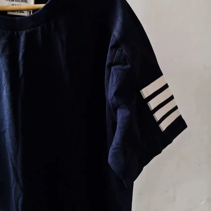 [SOLD OUT] 국내배송[3XL]톰브라운 4바 반팔티셔츠 네이지색상 라운드넥 재고정리
