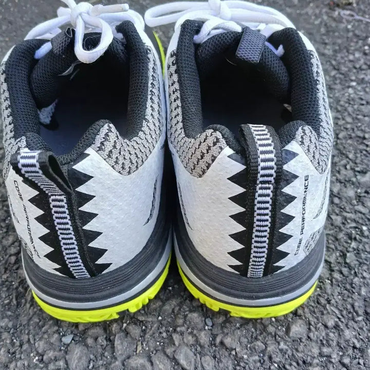 [BUNJANG] CORE PERFORMANCE White/Black Sneakers / CORE PERFORMANCE 운동화 화이트/블랙