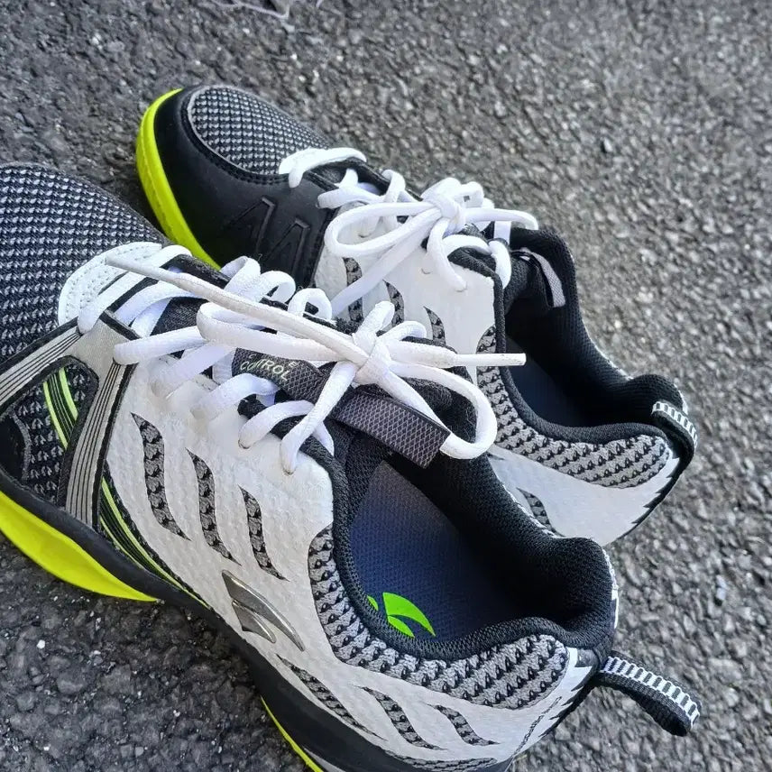 [BUNJANG] CORE PERFORMANCE White/Black Sneakers / CORE PERFORMANCE 운동화 화이트/블랙