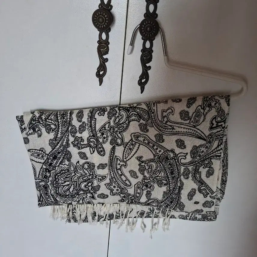 [BUNJANG] Paisley Pattern White Scarf / 페이즐리 패턴 화이트 스카프