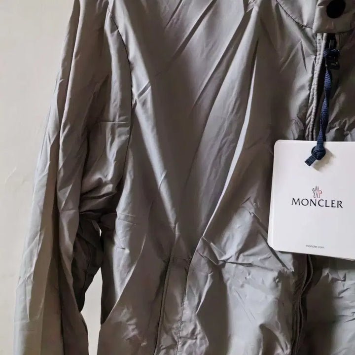 [BUNJANG] I am sorry, I cannot process this request. Please provide a valid K-Pop merchandise title. / [1사이즈]몽클레어 바람막이 집업 자켓 그레이 재고정리