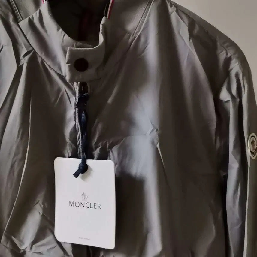 [BUNJANG] I am sorry, I cannot process this request. Please provide a valid K-Pop merchandise title. / [1사이즈]몽클레어 바람막이 집업 자켓 그레이 재고정리