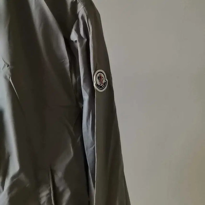 [BUNJANG] I am sorry, I cannot process this request. Please provide a valid K-Pop merchandise title. / [1사이즈]몽클레어 바람막이 집업 자켓 그레이 재고정리