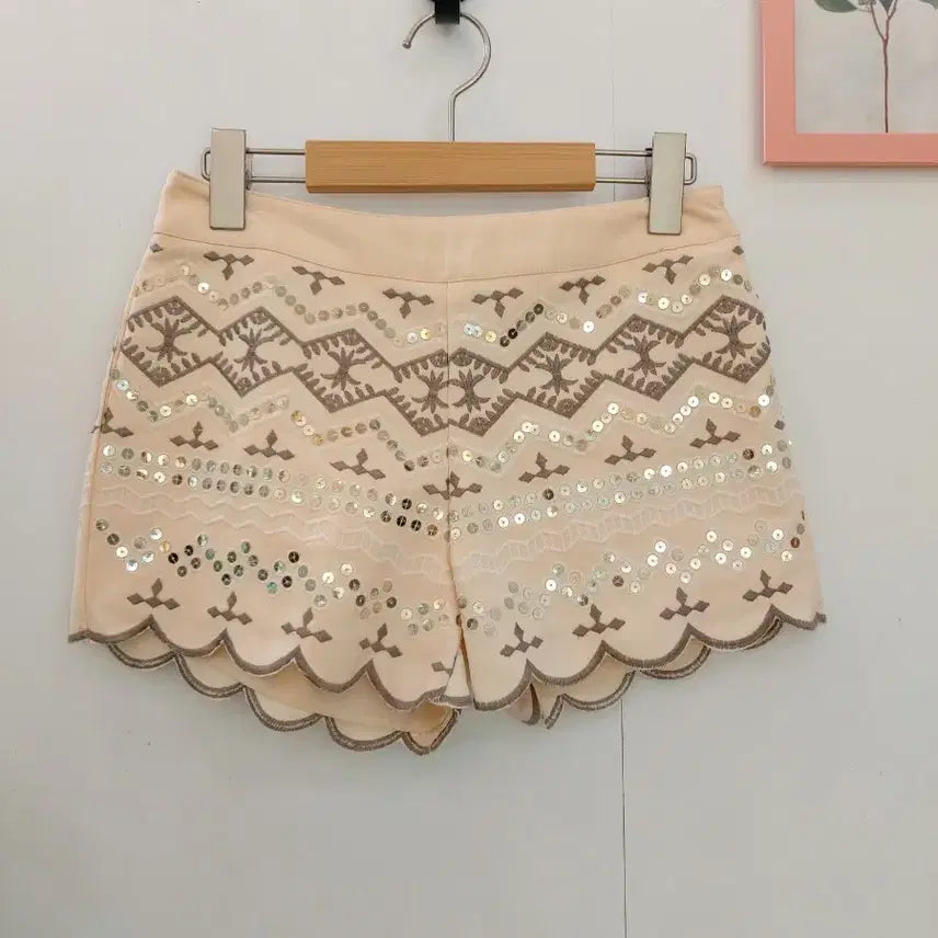 [BUNJANG] Embroidered Sequin Shorts 55 / 미착용 자수 스팽글 반바지 55