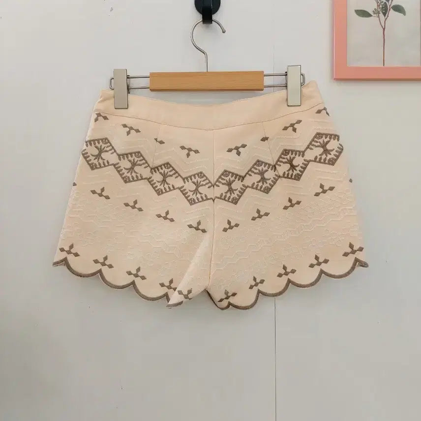 [BUNJANG] Embroidered Sequin Shorts 55 / 미착용 자수 스팽글 반바지 55