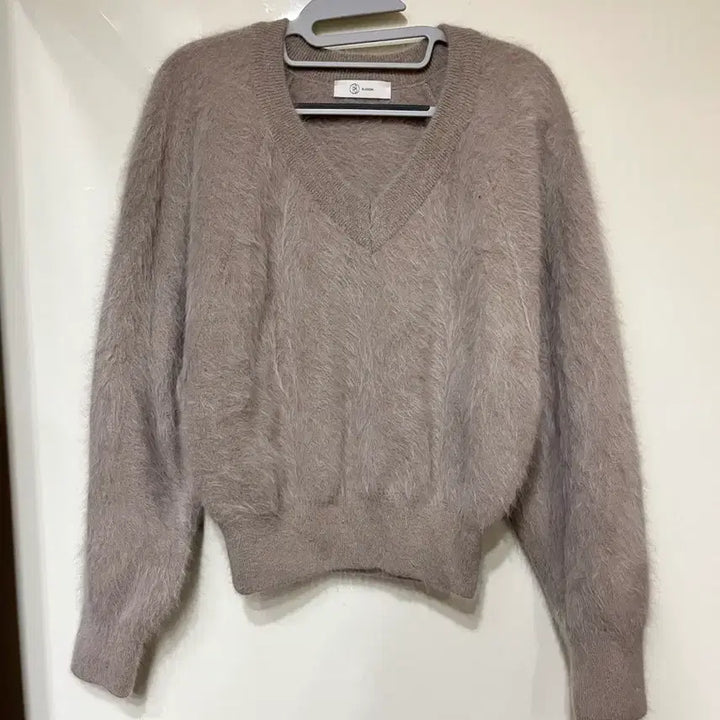 [BUNJANG] Blossom V-Neck Angora Wool Knit / (F) 블러썸 브이넥 앙고라 울 니트