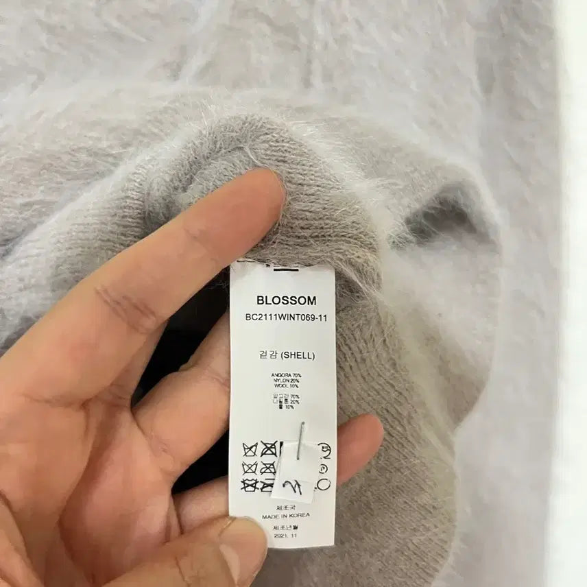 [BUNJANG] Blossom V-Neck Angora Wool Knit / (F) 블러썸 브이넥 앙고라 울 니트