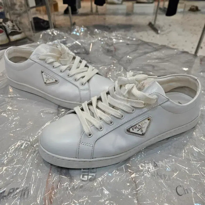 [BUNJANG] Prada White Triangle Logo Sneakers (Size 8) / [정품] 프라다 화이트 삼각 로고 스니커즈 신발 8사이즈