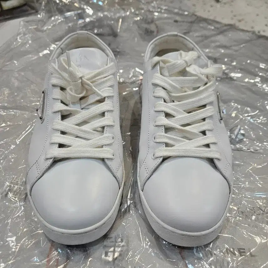 [BUNJANG] Prada White Triangle Logo Sneakers (Size 8) / [정품] 프라다 화이트 삼각 로고 스니커즈 신발 8사이즈