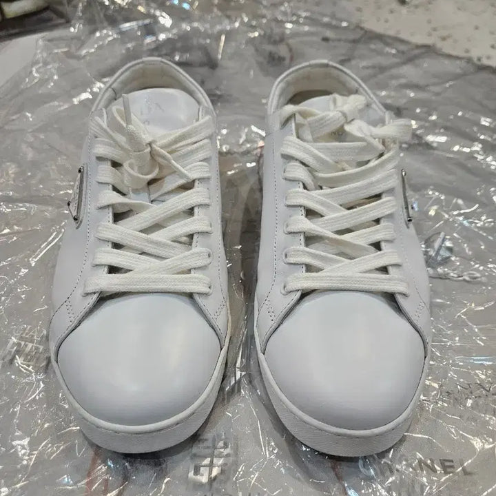 [BUNJANG] Prada White Triangle Logo Sneakers (Size 8) / [정품] 프라다 화이트 삼각 로고 스니커즈 신발 8사이즈