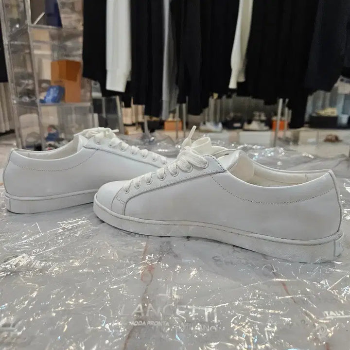 [BUNJANG] Prada White Triangle Logo Sneakers (Size 8) / [정품] 프라다 화이트 삼각 로고 스니커즈 신발 8사이즈