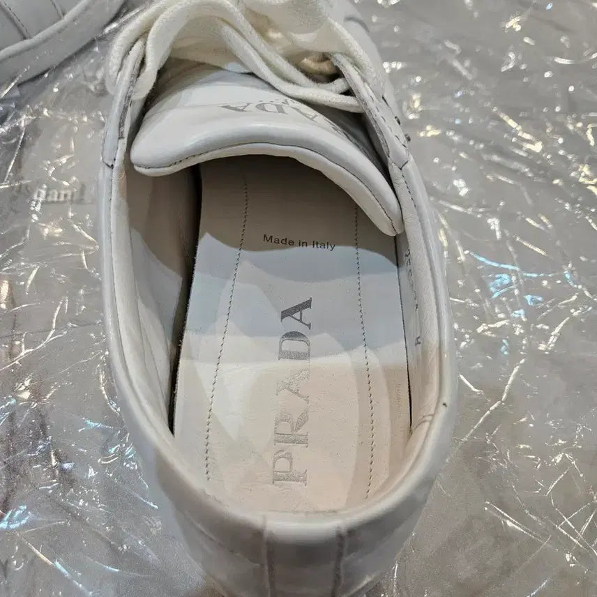 [BUNJANG] Prada White Triangle Logo Sneakers (Size 8) / [정품] 프라다 화이트 삼각 로고 스니커즈 신발 8사이즈