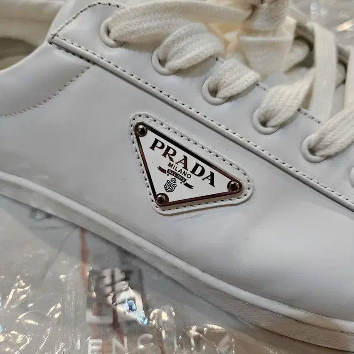 [BUNJANG] Prada White Triangle Logo Sneakers (Size 8) / [정품] 프라다 화이트 삼각 로고 스니커즈 신발 8사이즈