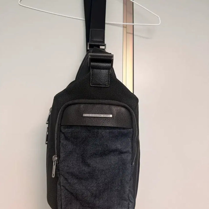 [BUNJANG] Crossbody Sling Bag Denim and Leather Accent / 크로스백 가방 슬링백 데님 소가죽 포인트