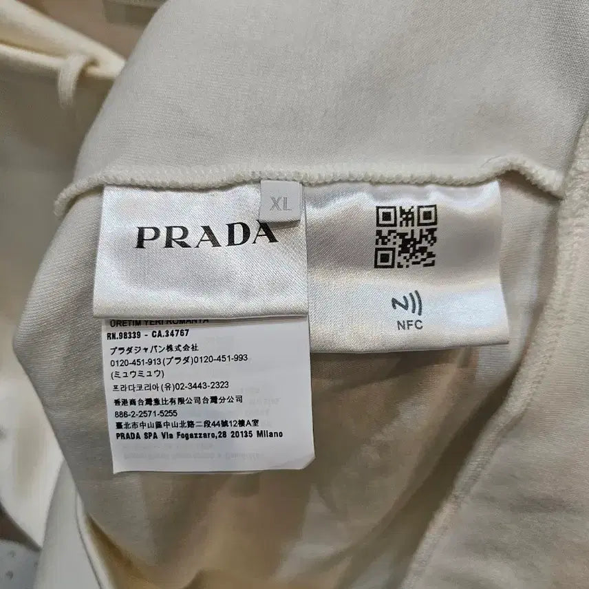 [BUNJANG] Prada Cotton Hoodie White Silver Logo XL / [정품/새상품급/고가모델]프라다 코튼 후드티 화이트 실버 자수 로고 XL