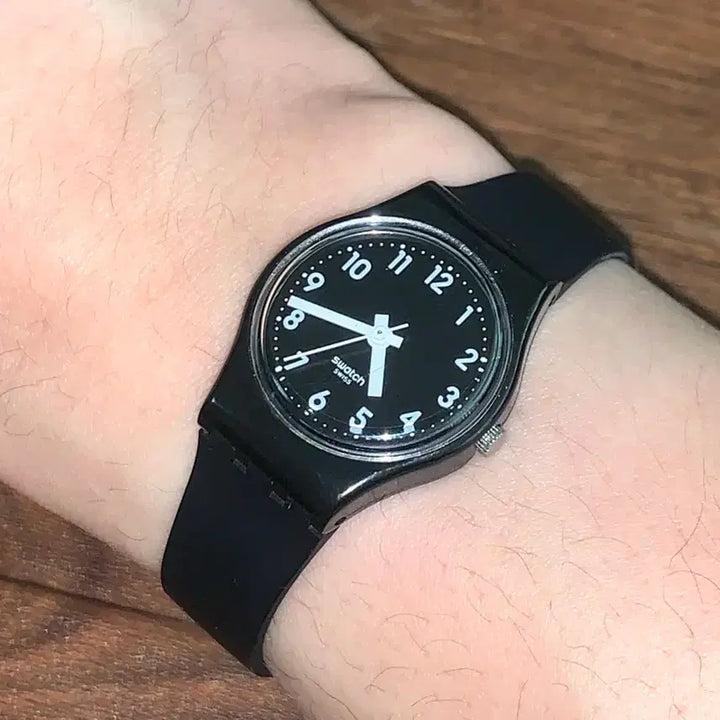 [BUNJANG] Swatch Black Wristwatch / 스와치 블랙 손목시계